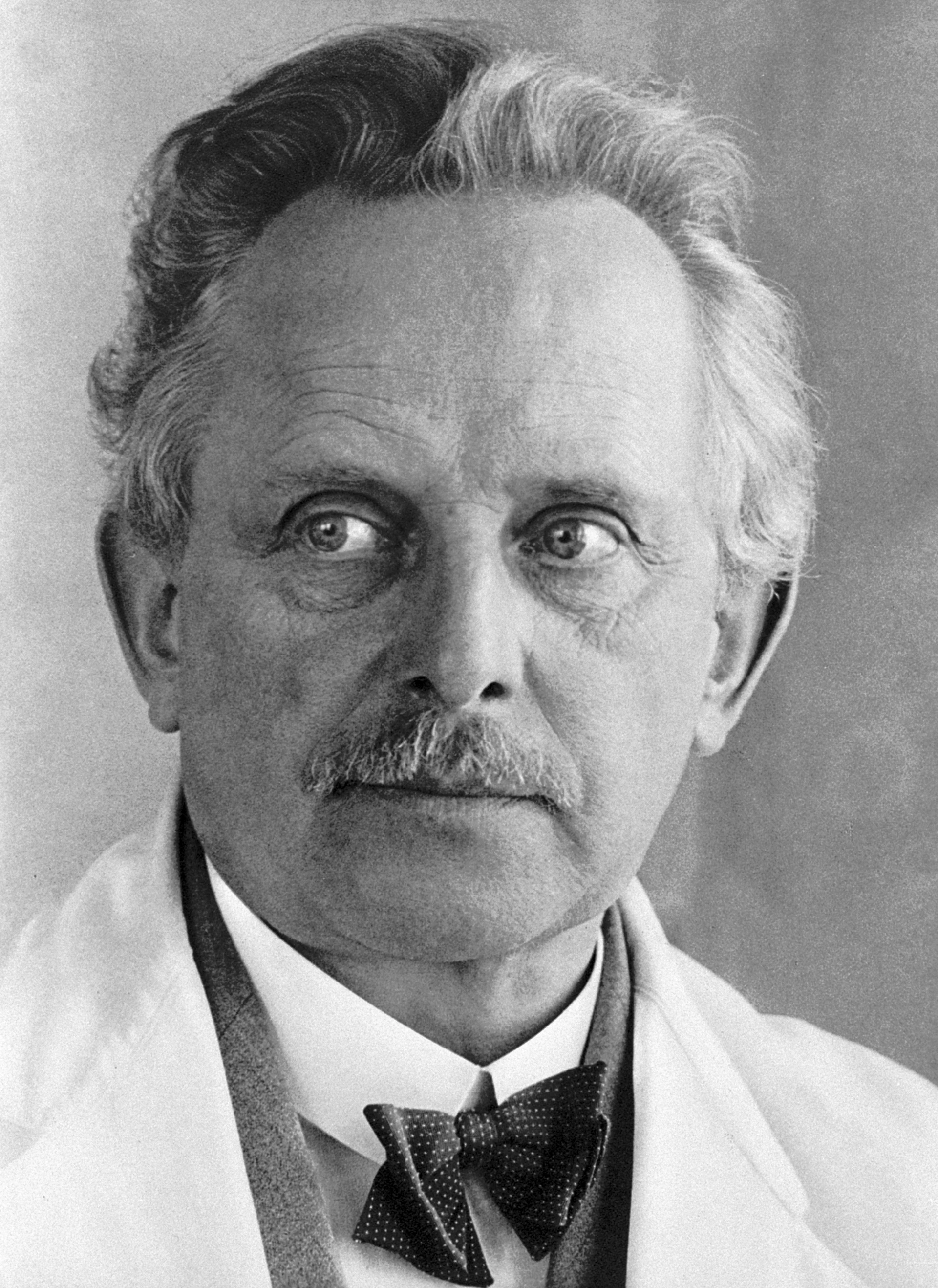 Black-and-white portrait of Oskar Barnack