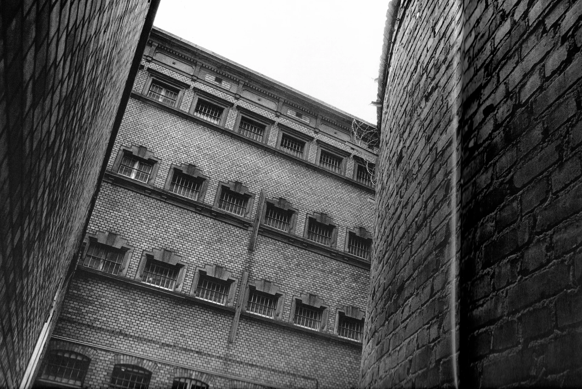 法兰克福一座监狱内院的黑白照片