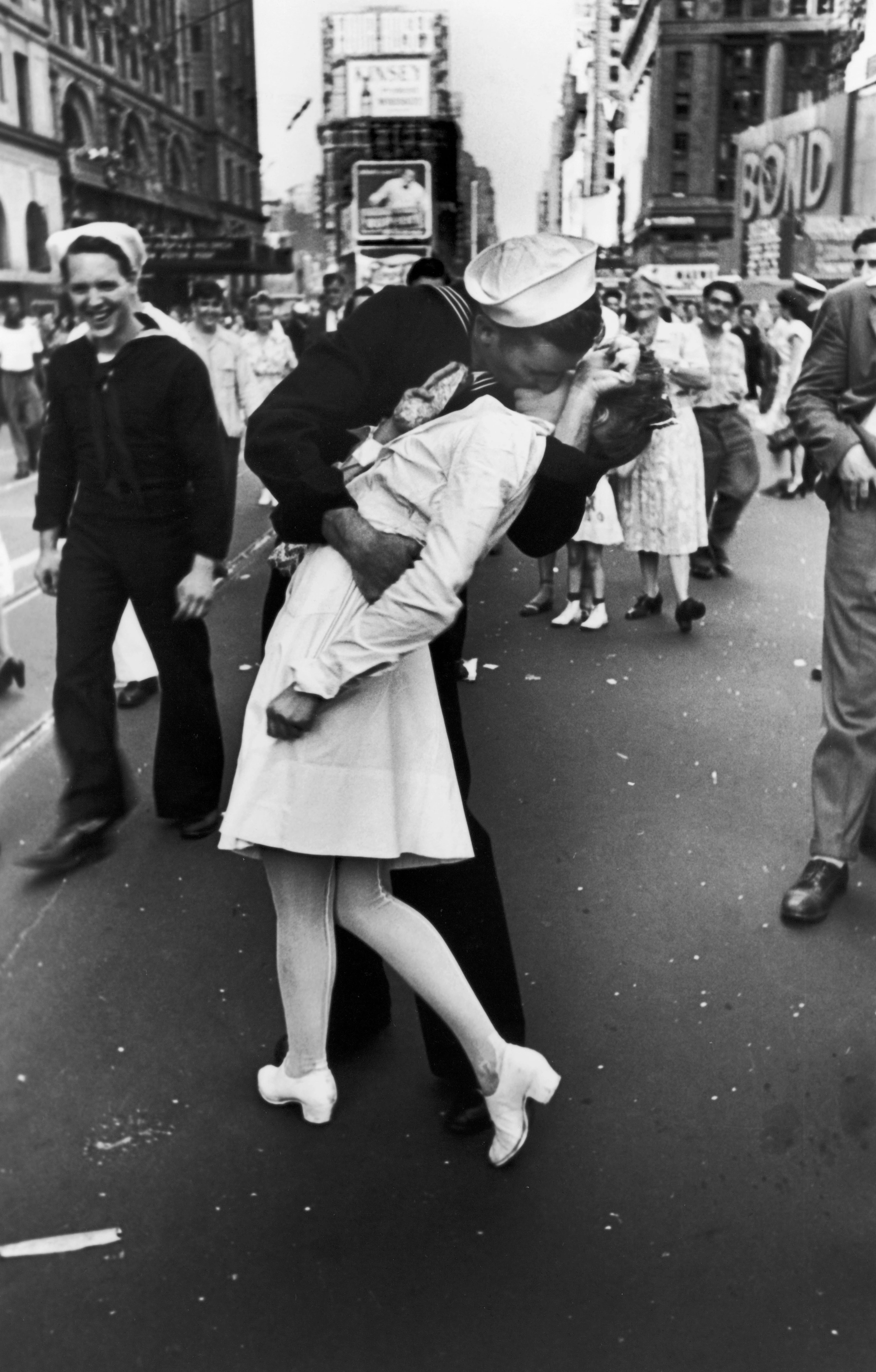 Black and white motif, soldier kissing a nurse in Times Square in New York