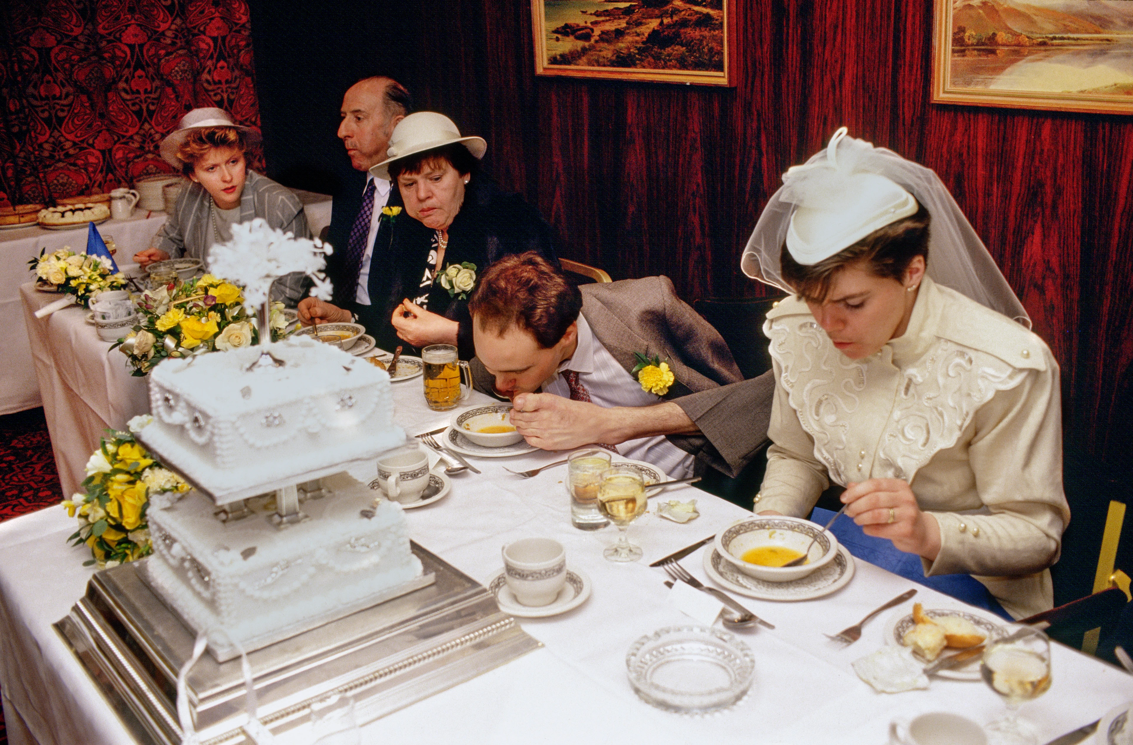 Al tavolo di un pranzo nuziale lo sposo senza braccia mangia la zuppa con il piede.