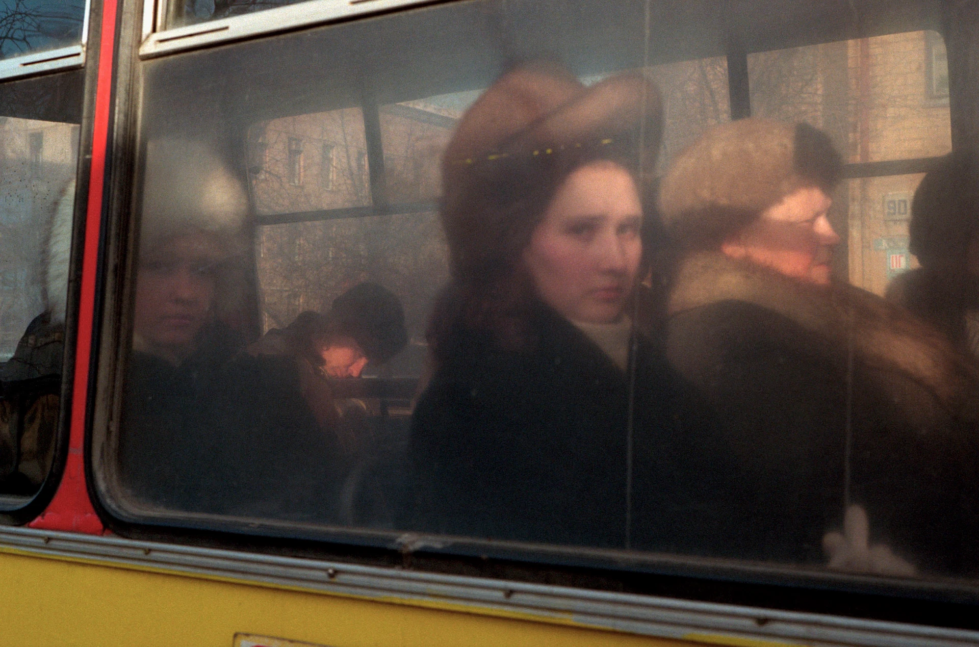 富有畫意的照片，透過一輛俄羅斯巴士的車窗，拍到車內坐著幾位女士，正望向相機。