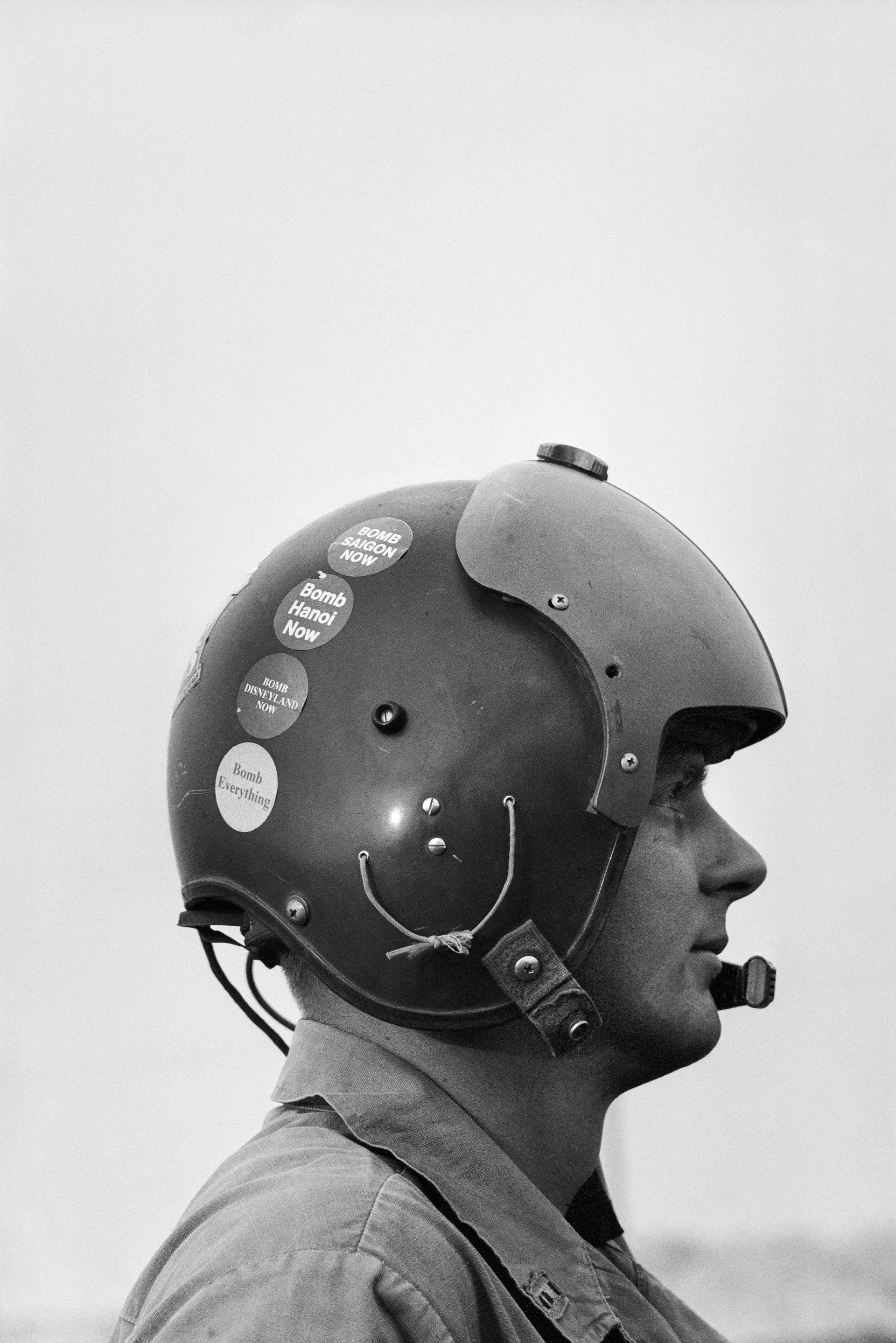 Motyw czarno-biały, wojna w Wietnamie, portret profilowy pilota w hełmie