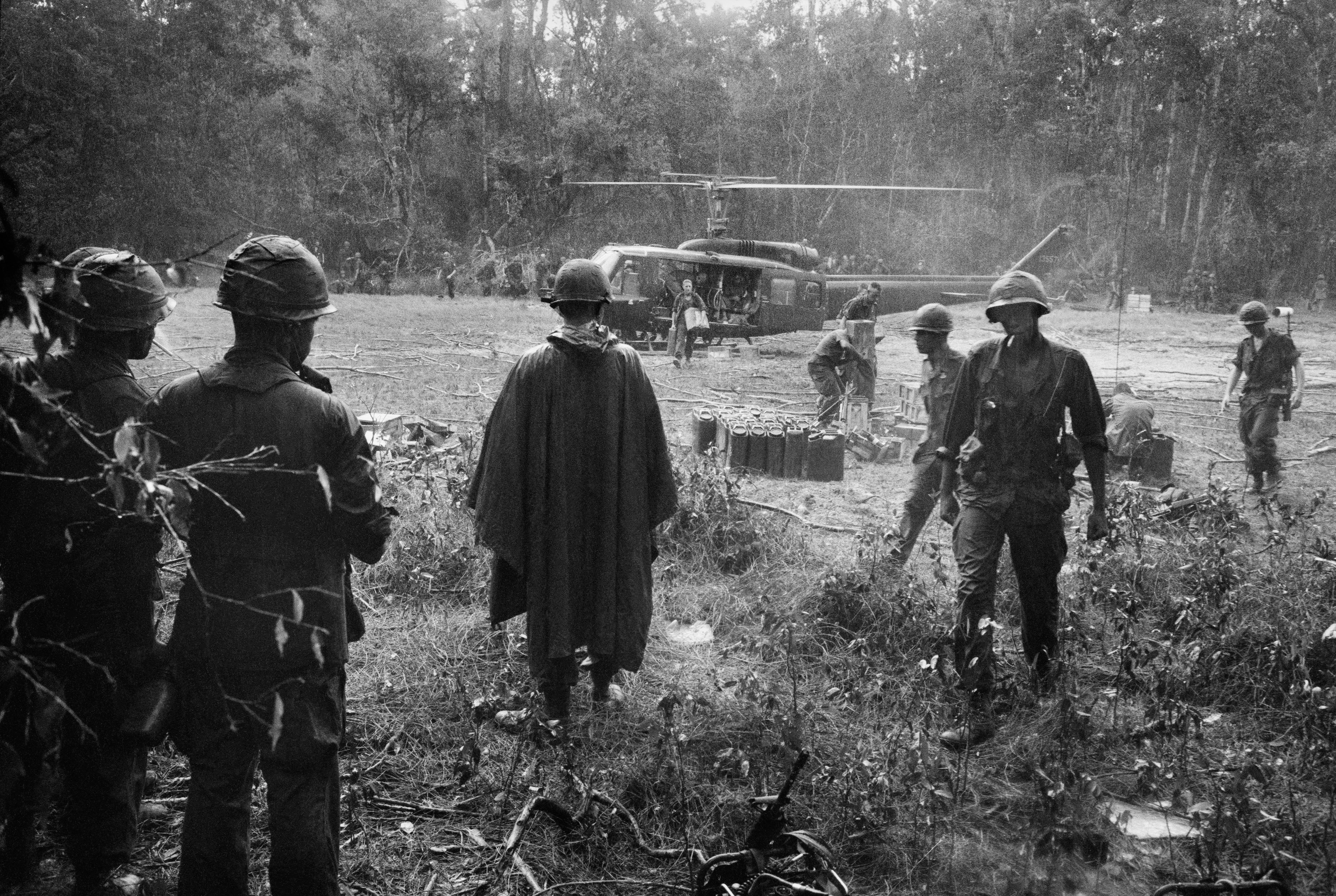 Motyw czarno-biały, wojna w Wietnamie, żołnierze rozładowują helikopter