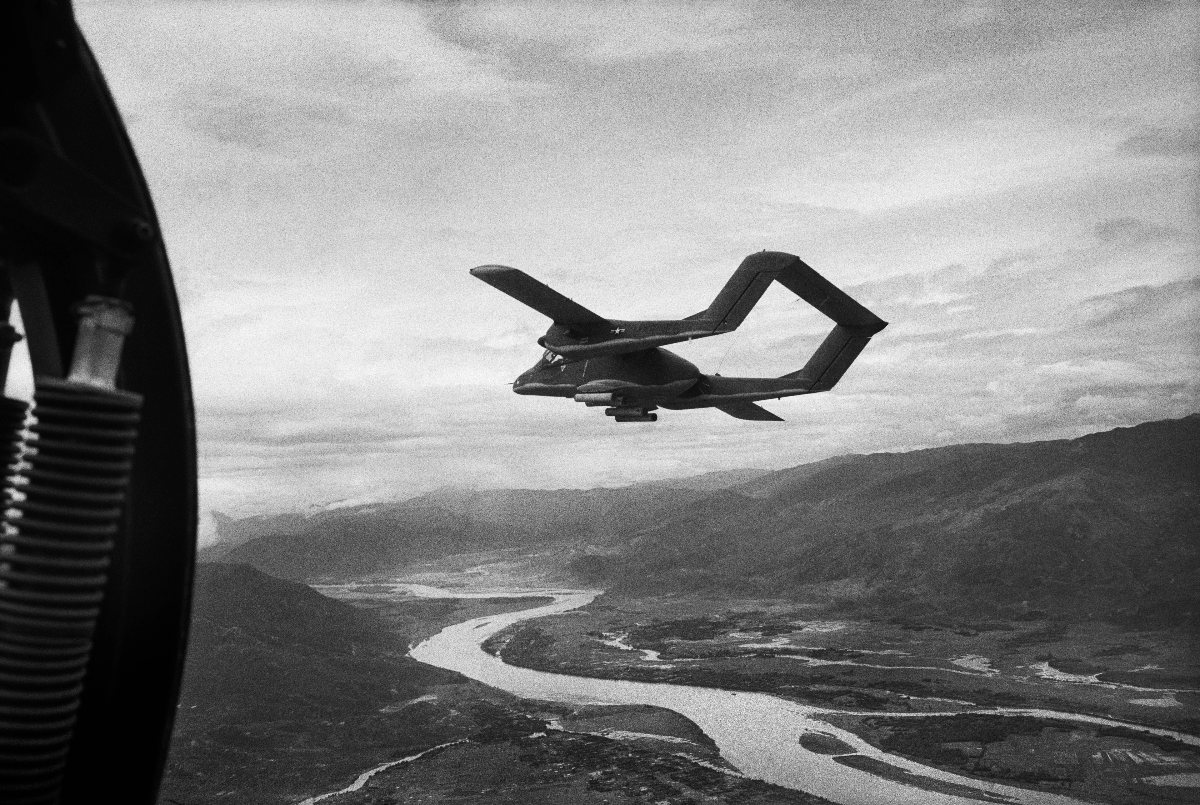 Motyw czarno-biały, wojna w Wietnamie, samolot bojowy w powietrzu nad rzeką