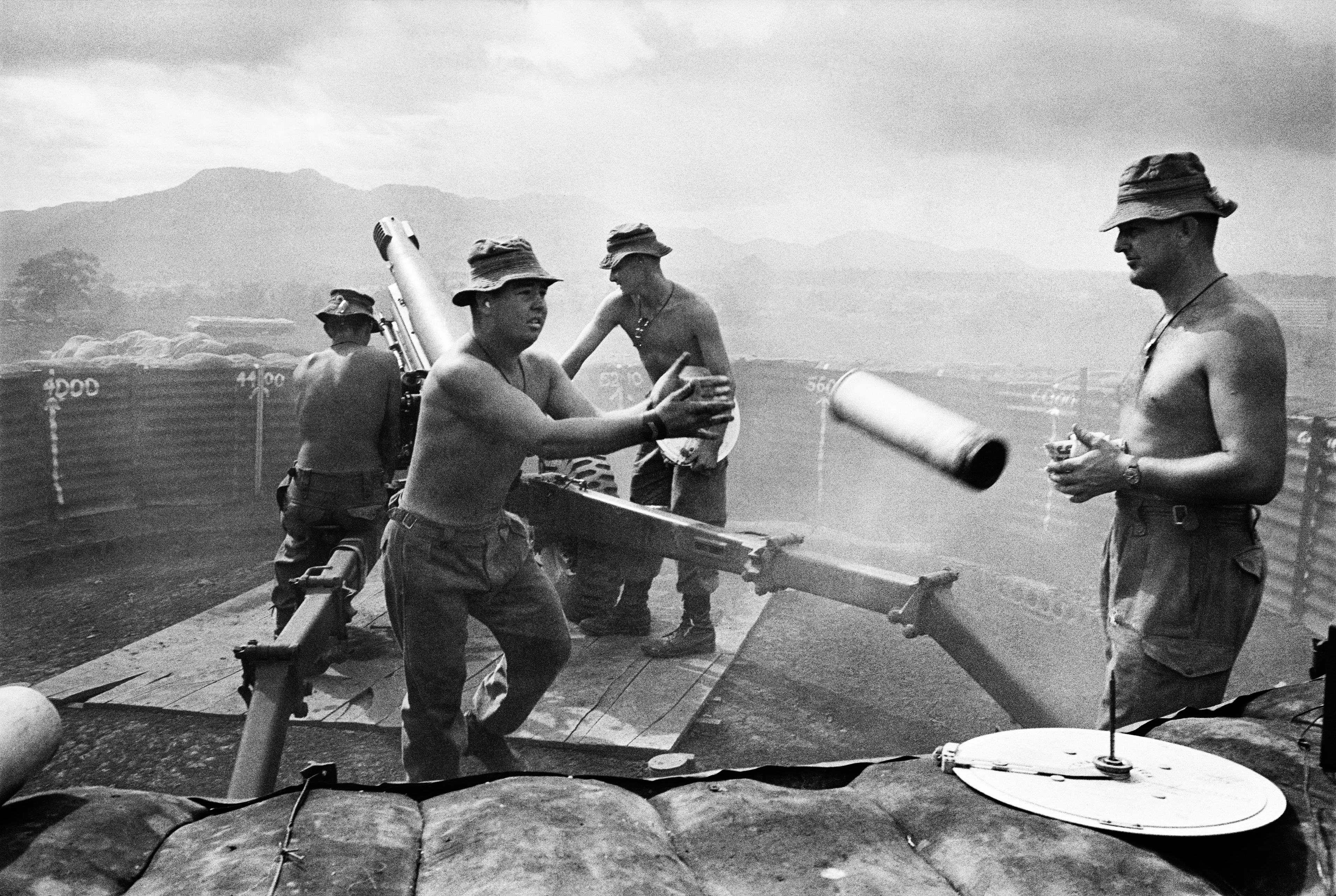 Motyw czarno-biały, wojna w Wietnamie, czterech żołnierzy ładujących amunicję