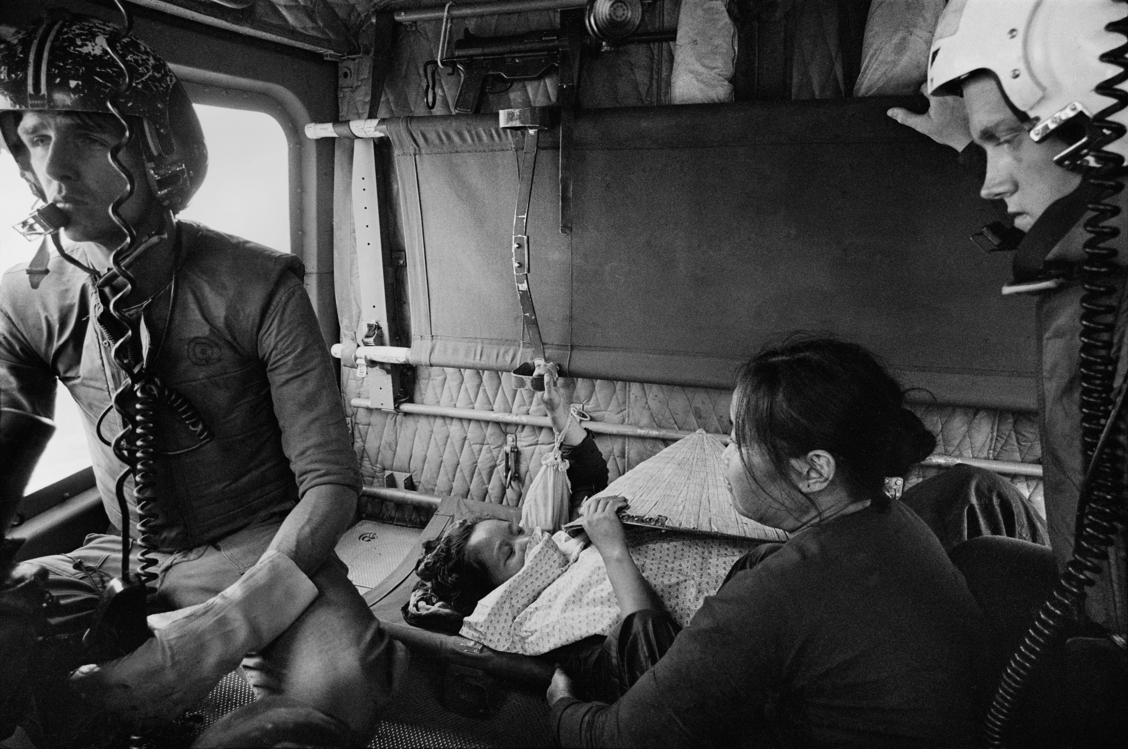 Motyw czarno-biały, ranne dziecko z matką w helikopterze