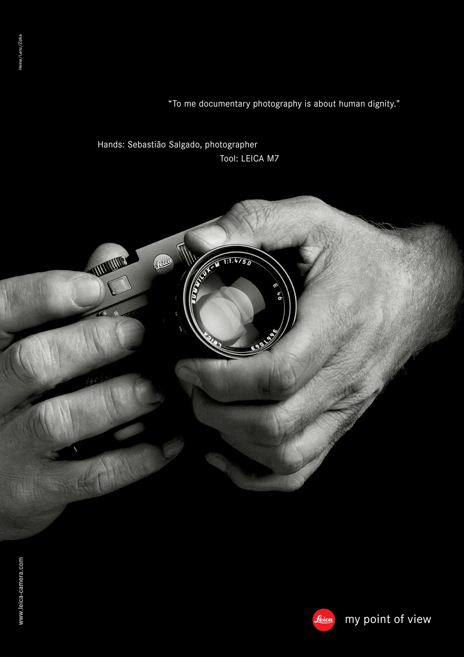 Schwarz-Weiße Printanzeige mit Logo, etwas Text und zwei Händen die eine Leica M7 Kamera halten als einziges Motiv.