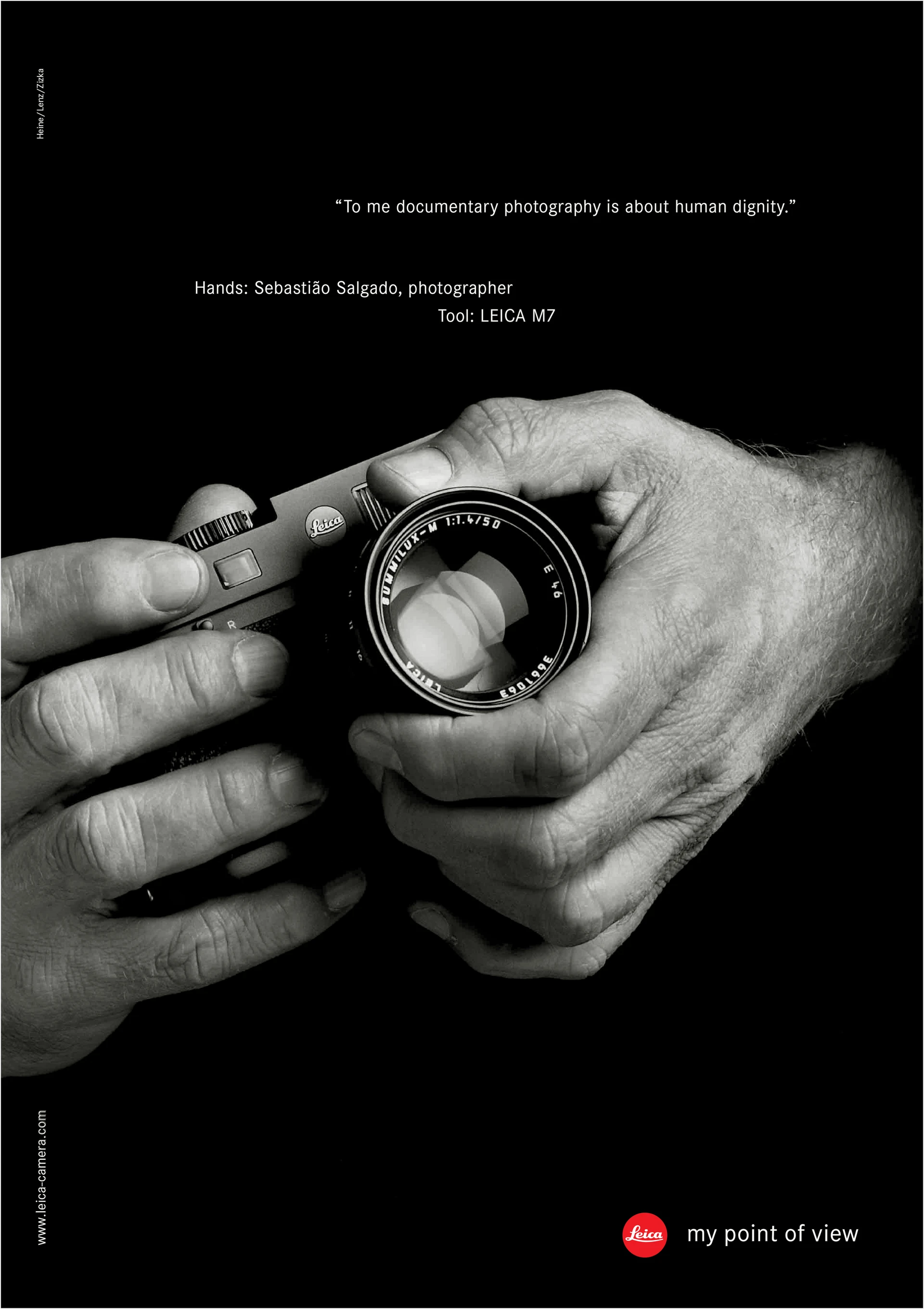 Annuncio pubblicitario stampato in bianco e nero con il logo, un breve testo e, come unico soggetto, due mani che tengono una fotocamera Leica M7.