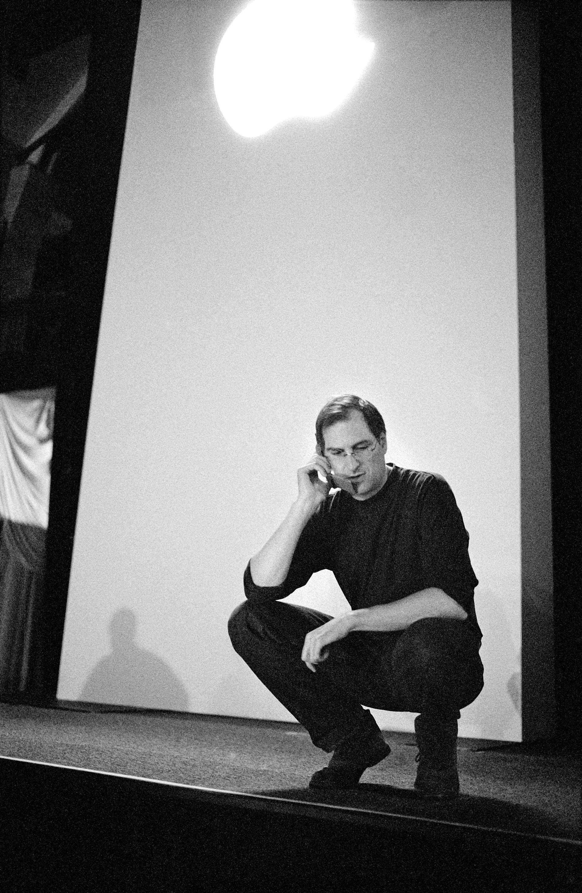 『タイム』誌の表紙。真っ黒な服を着て白い壁の前でしゃがみ込み、携帯電話で話すスティーブ・ジョブズのモノクローム写真が掲載されている。