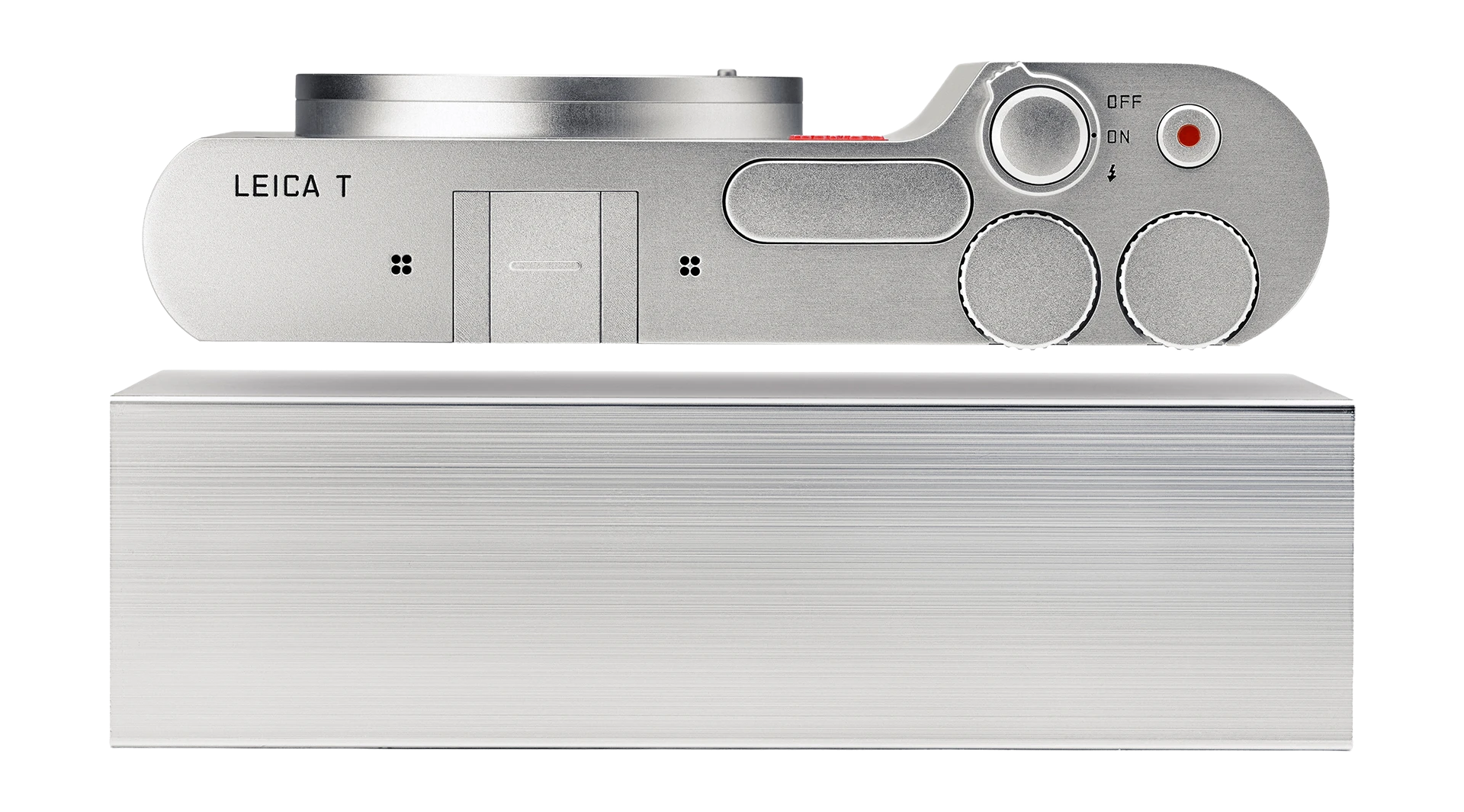 俯拍的不带镜头的徕卡T机身,可见平坦、简约的操作界面及其控制旋钮。下方是用于铣削徕卡T机身的铝块。