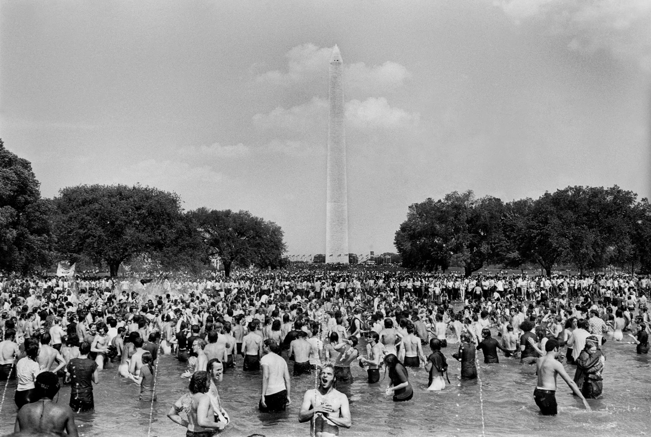 Imagen en blanco y negro, miles de manifestantes protestan frente al Monumento Washington el 9 de mayo de 1970