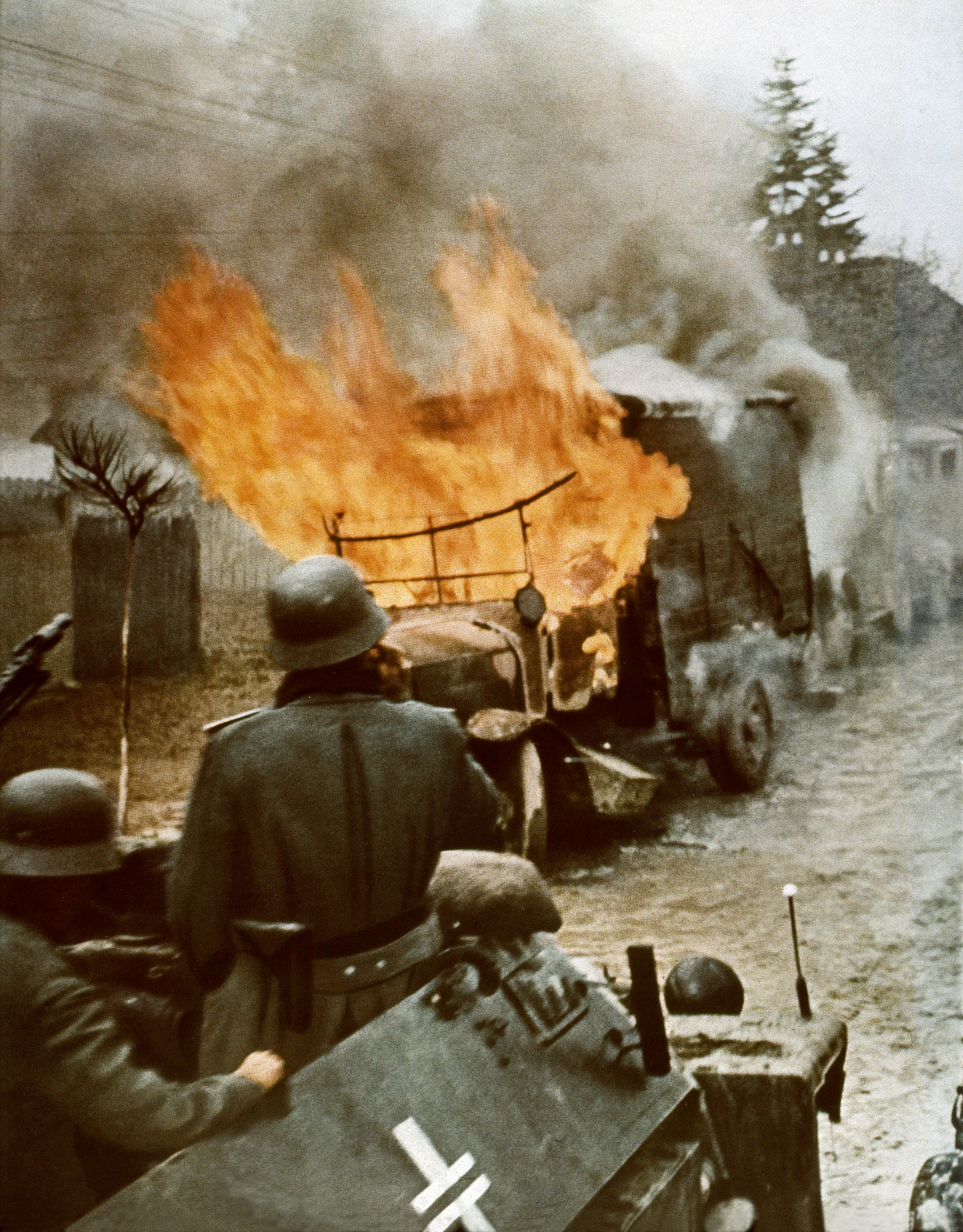 士兵驶过燃烧的卡车