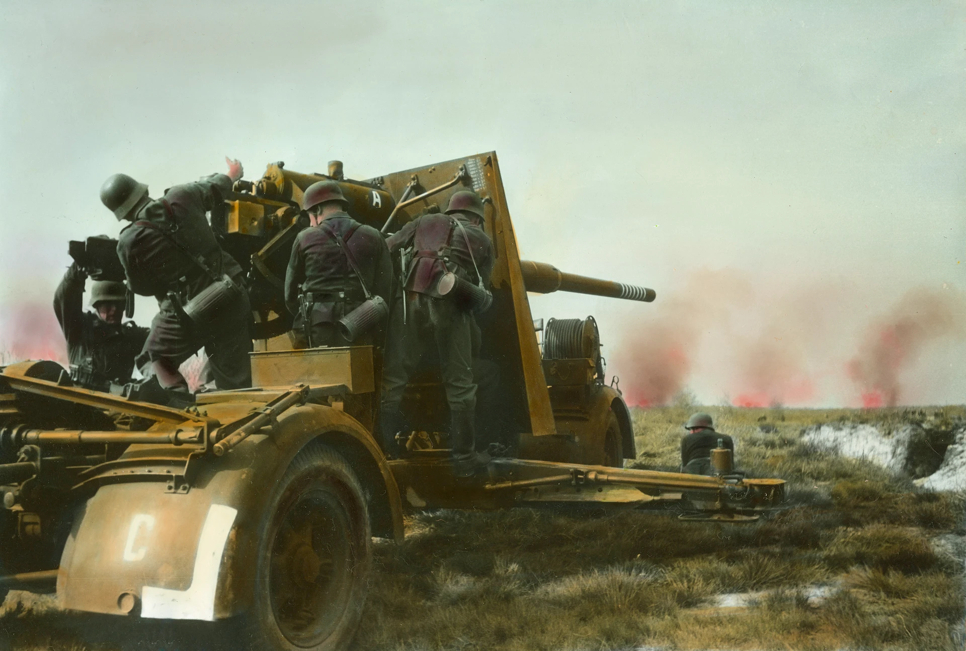 数名士兵在野外执行战斗任务