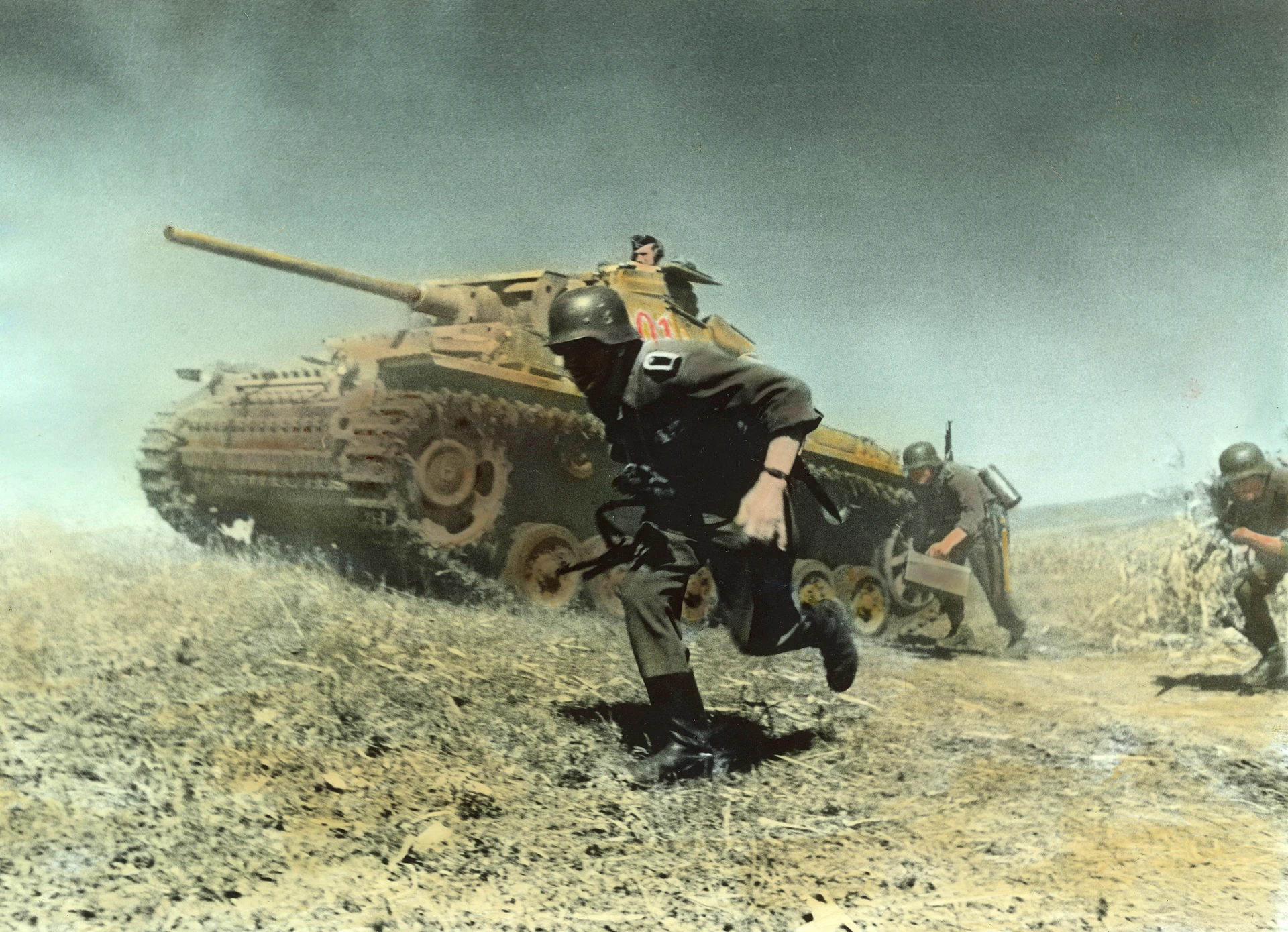 士兵在坦克侧翼随行冲锋