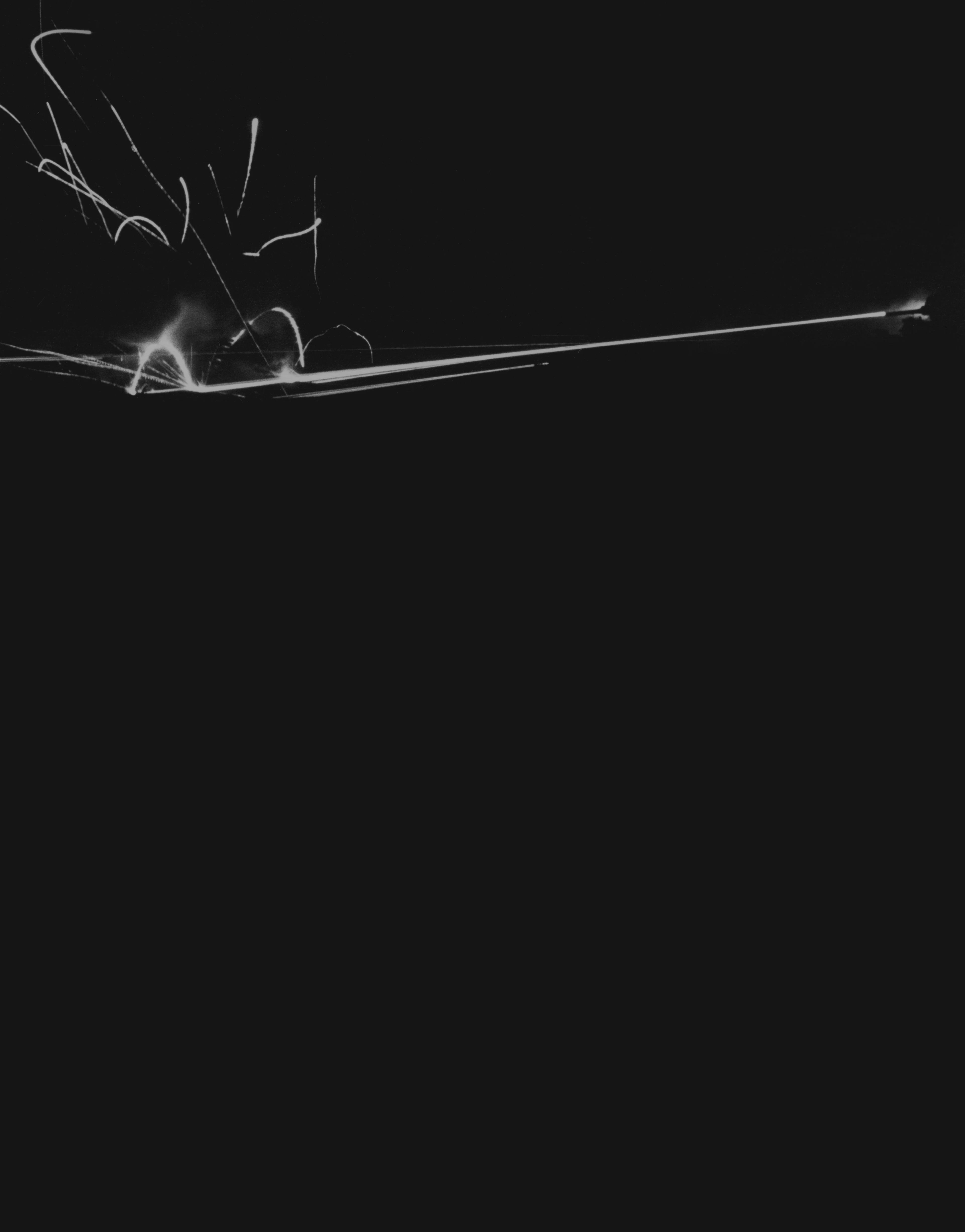 德军坦克在夜间用机枪曳光弹射击的黑白照片