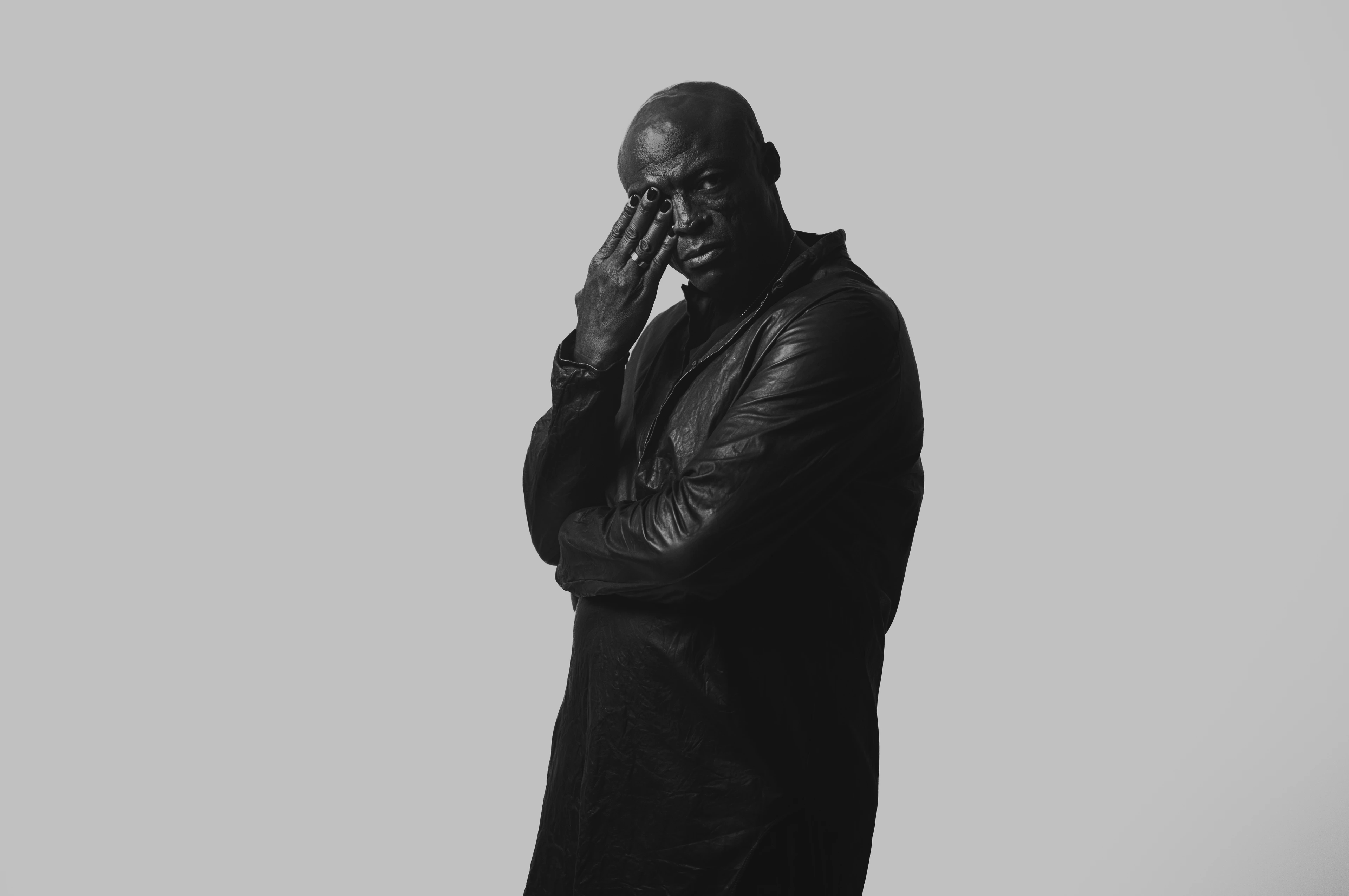 音樂人席爾手持徠卡M9對相機擺拍。