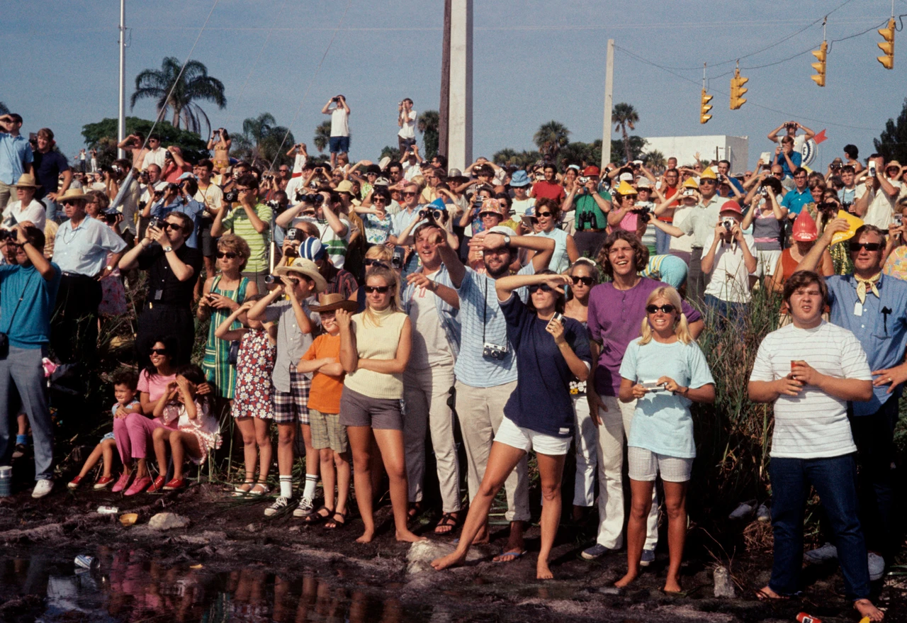 A crowd anxiously awaits the take-off of a spaceship