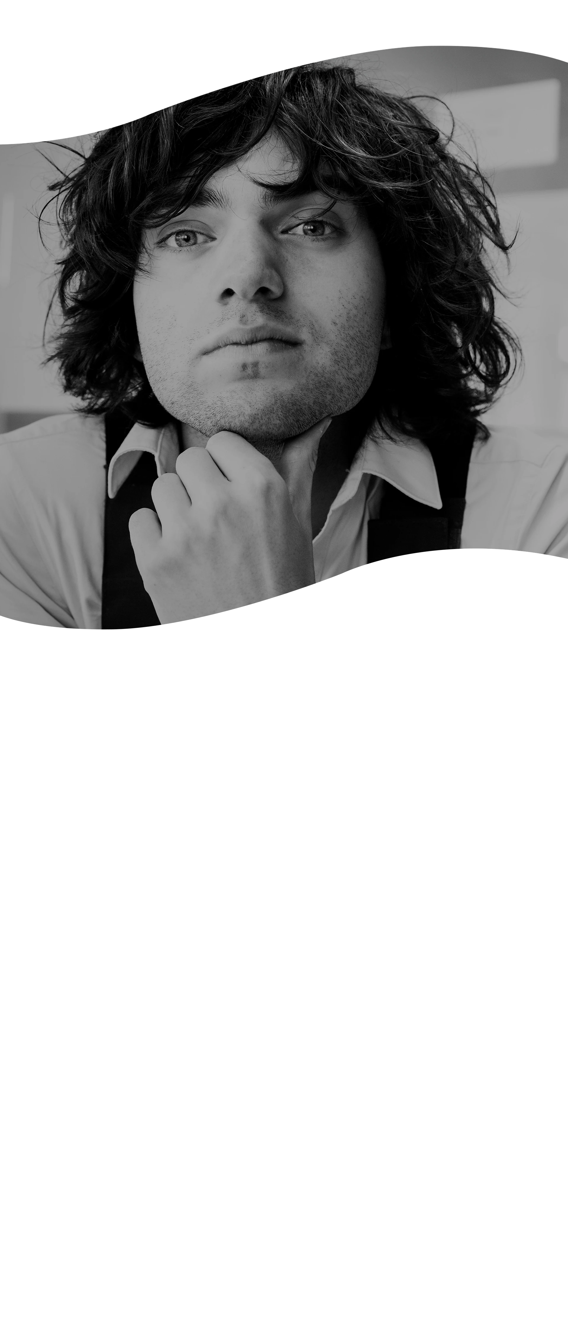 Portrait of Boyan Slat in the background