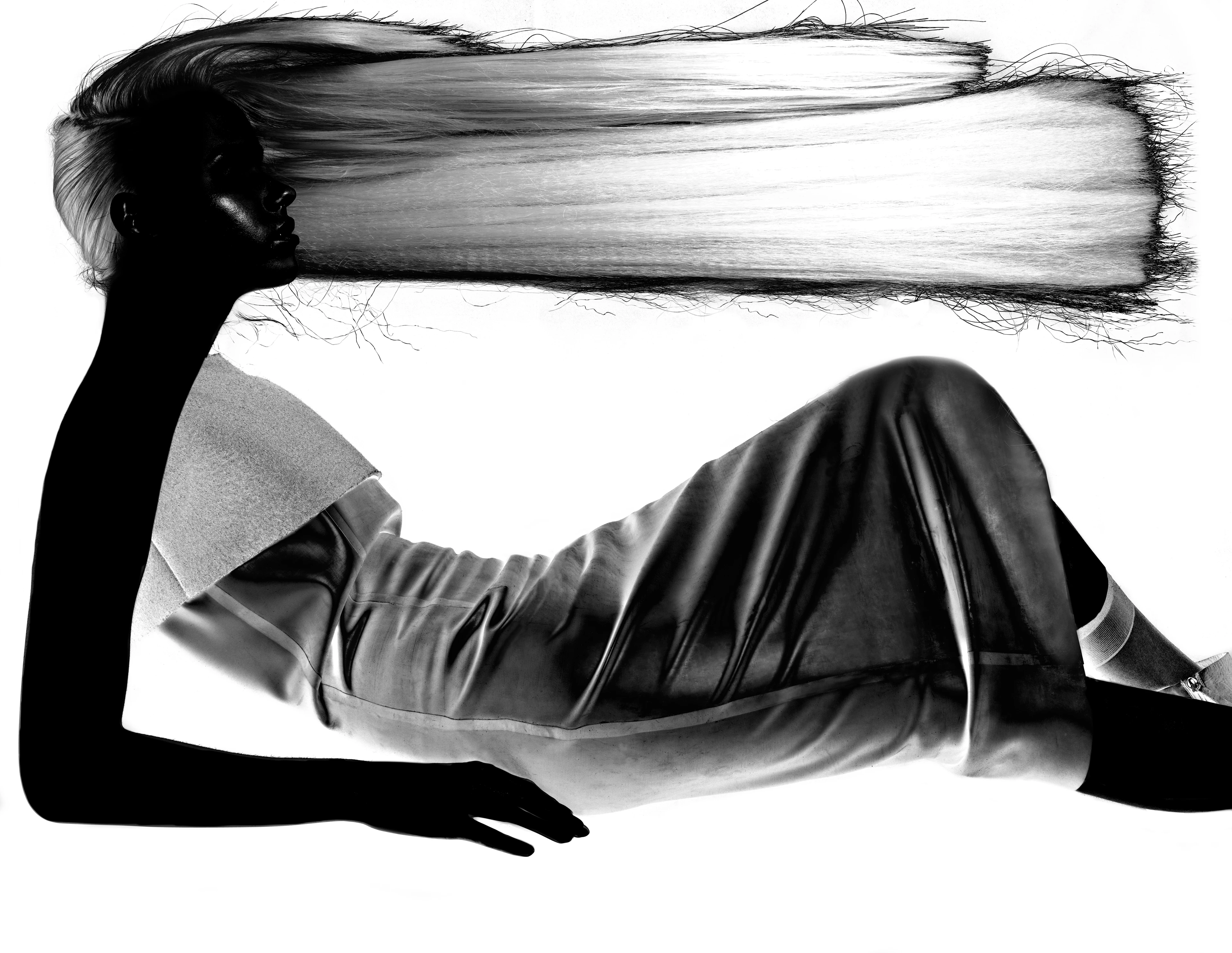 对比鲜明的黑白拼贴照片:一名侧卧的女子,如负片一般呈现黑色,长发水平延伸,伸出一只手臂,肘部支撑着身体,穿着时髦的连衣裙。