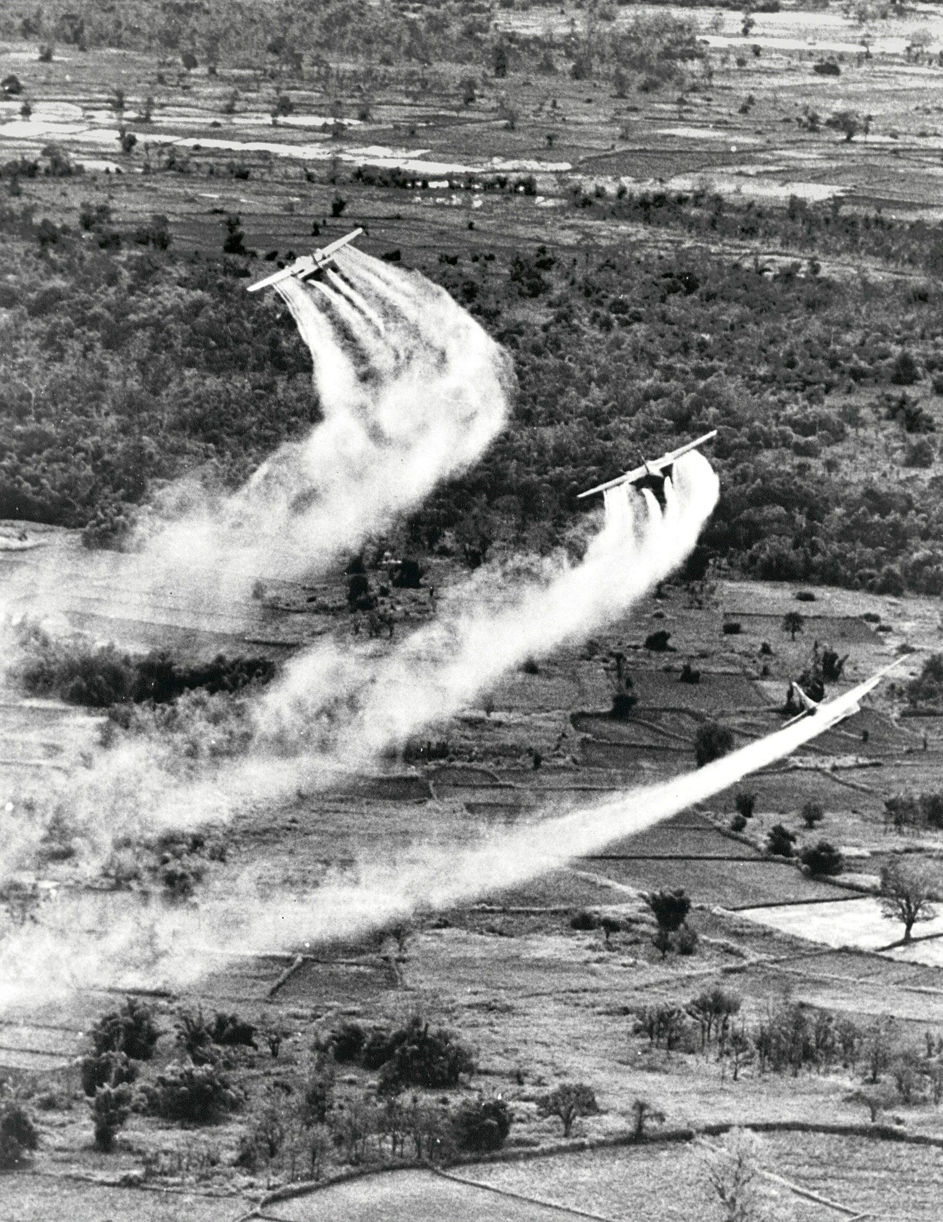 Motyw czarno-biały, wojna w Wietnamie, trzy samoloty lecące nad polem