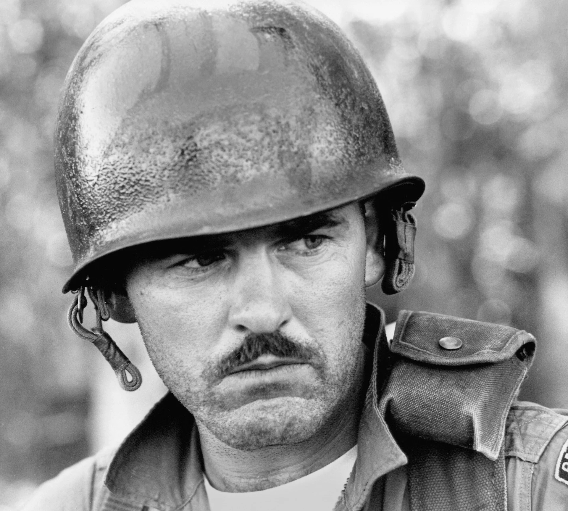 Motyw czarno-biały, wojna w Wietnamie, portret żołnierza w hełmie